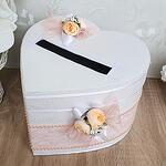 Сватбена кутия за пожелания с божури в екрю и праскова
