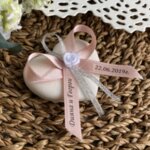 Подарък за гости - керамично сърце с розова лента с имената на младоженците G1