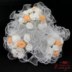 Сватбен букет за хвърляне от рози в цвят праскова и бяло