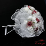 Сватбен букет за хвърляне от малки рози в бордо и бяло