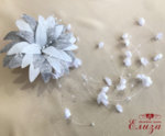 Сватбено цвете за косата на булката в бяло със сребрист брокат