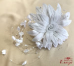 Красиво сватбено цвете за косата на булката в бяло, поръсено с нежен и ефирен брокат и декорирано с малки цветчета и перлички.