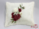Възглавничка за халки за сватба с божури и бордо рози