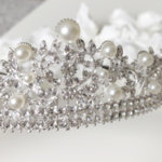 Сватбена корона за коса с камъни и перли K9