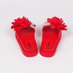 Червени летни чехли на платформа с цветя