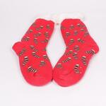 Червени пухкави дамски коледни чорапи с коледни чорапчета