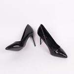 Черни обувки с ток от релефен лак