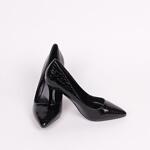 Черни обувки с ток от релефен лак