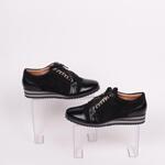 Обувки в черен цвят - велур и кожа