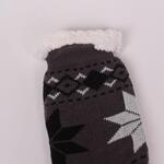Тъмно сиви дамски пухкави чорапи с бели и черни снежинки