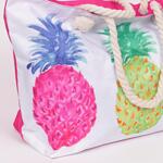 Плажна чанта в бяло и циклама с цветни ананаси