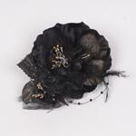 Черно декоративно цвете с брокат и пера