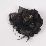 Черно декоративно цвете с брокат и пера