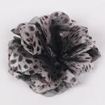 Сиво малко декоративно цвете с черен тюл и петна