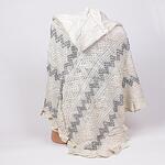 Дамско плетено пончо с качулка в цвят екрю със сиви орнаменти