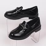 Ежедневни дамски обувки в черен цвят с метална декорация