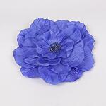 Декоративно голямо цвете в синьо-виолетов цвят с тичинки