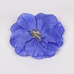 Декоративно голямо цвете в синьо-виолетов цвят с тичинки