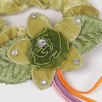 Зелен плюшен ластик за коса с цвете
