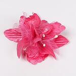 Наситено розово малко декоративно цвете с перлички