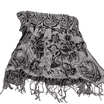Дамски топъл шал в черно и бяло с ресни