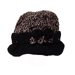 Плетена шапка в кафяво и черно с цвете