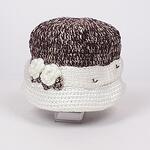 Плетена шапка в кафяв меланж и бяло