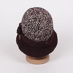 Плетена дамска шапка в тъмно кафяво и бежово с цвете