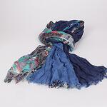 Елегантен дамски шал в два нюанса синьо с цветен принт