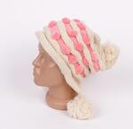 Бежова плетена шапка с розови топчета