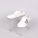 Бели лачени обувки със златиста катарама