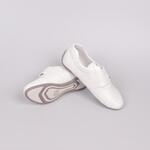Бели лачени обувки със златиста катарама