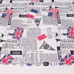 Бяла покривка за маса изпъстрена с текст, и знамената на САЩ и Англия 120/160