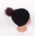 Дамска черна плетена шапка с пухкав лилав помпон
