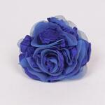 Декоративно малко цвете в син цвят с тюл