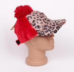 Ефектна червена дамска шапка