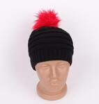 Ефектна черна шапка с червен помпон с дълъг косъм