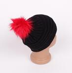 Ефектна черна шапка с червен помпон с дълъг косъм