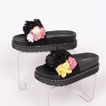 Ефектни черни чехли с цветя и дебела подметка