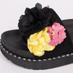 Ефектни черни чехли с цветя и дебела подметка
