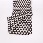 Кръгла покривка за маса с черни и бели триъгълници