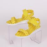 Леки дамски сандали в жълт цвят с черни котвички