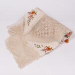 Плетена покривка за маса в бежов цвят с апликации от прекрасни цветя елипса 130/180