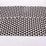 Покривка  за маса от изкуствен лен на бели и черни триъгълници 150/220