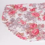 Свежа покривка в бял цвят с лъскав ефект и големи коралово-розови цветя елипса 140/220