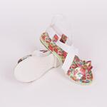 Свежи летни сандали в бяло и цветчета