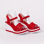 Стилни велурени сандали в червено с платформа