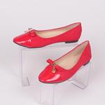 Стилни червени обувки от лак и еко-велур със златист орнамент