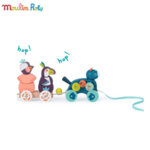 Moulin Roty Дървена играчка за дърпане влакче с активности, Dans la jungle 668369