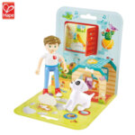 Hape Комплект мини кукла с куче и сгъваема 3D книжка H3524